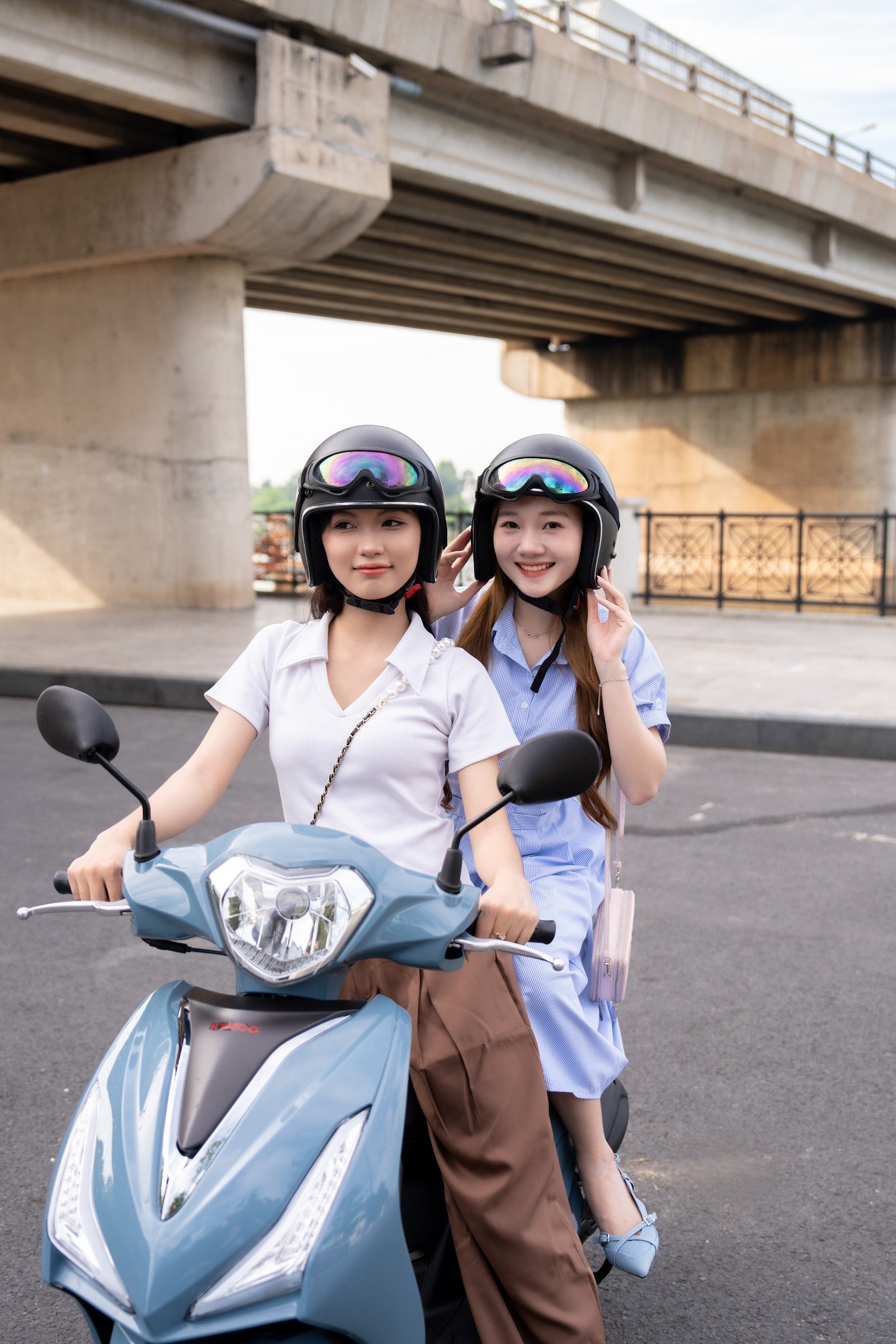 Xe máy 50 Kymco Candy Hermosa thời trang với lốp xe không săm