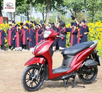 2025 học sinh đi xe máy 50cc sử dụng điện thoại, tai nghe, ô dù bị phạt bao nhiêu?