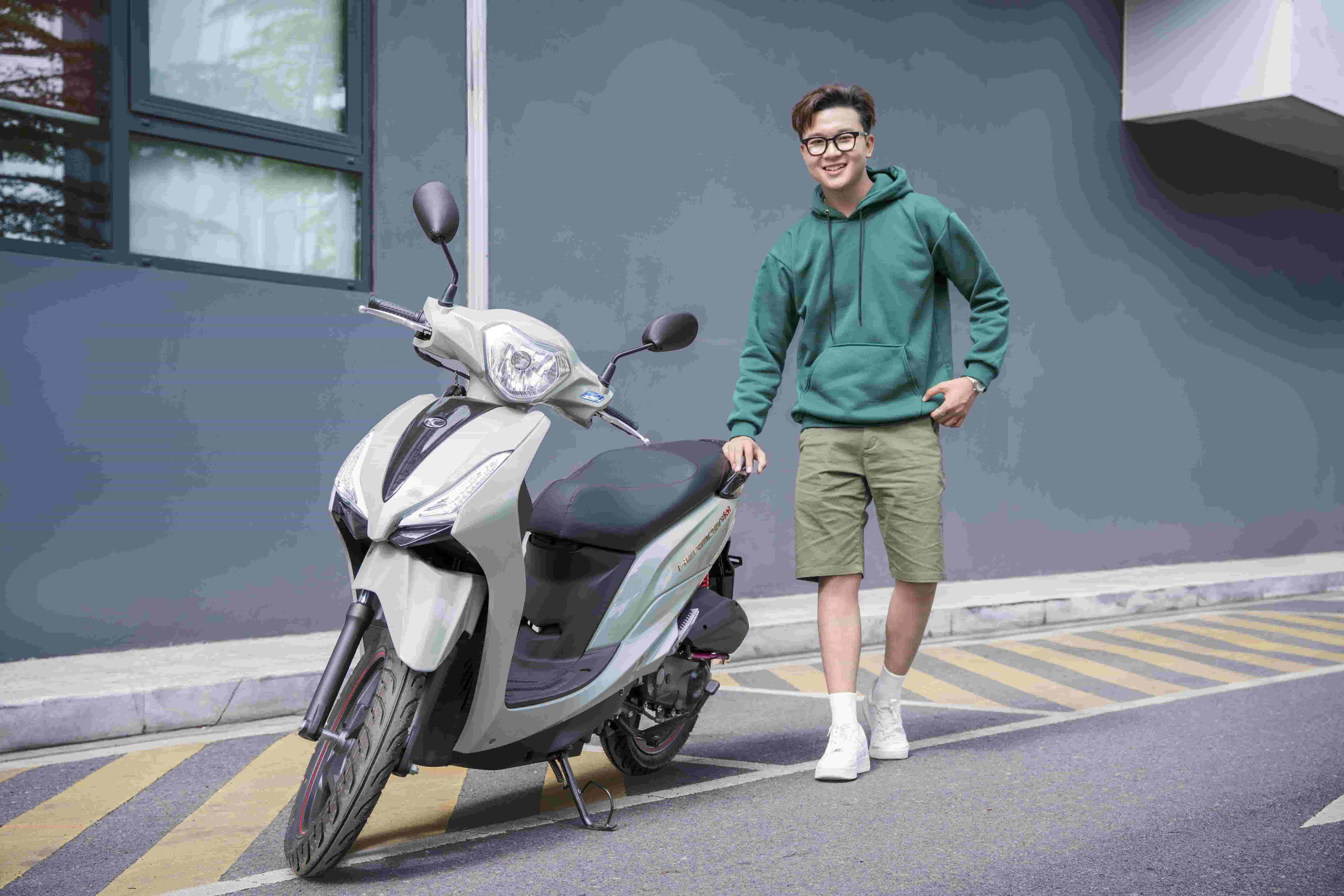 Hermosa 50Fi và học sinh nam