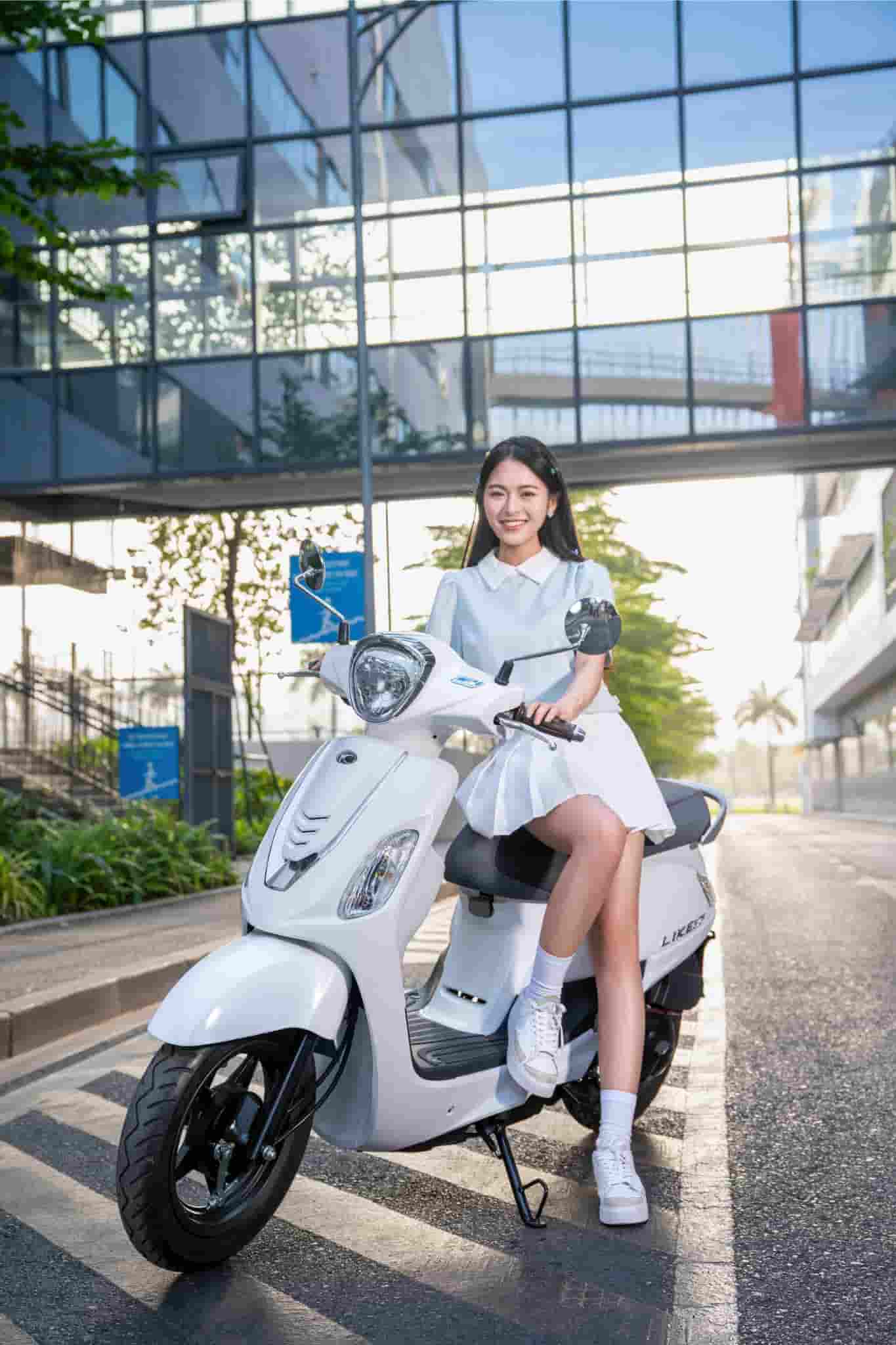 Like 50Fi xe động cơ phun xăng điện tử màu trắng