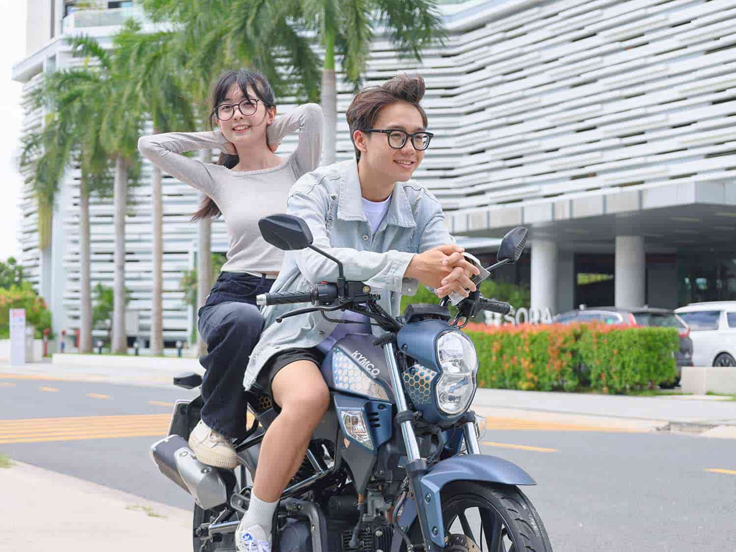 xe 50cc và học sinh nam nữ trải nghiệm vi vu trong thành phố