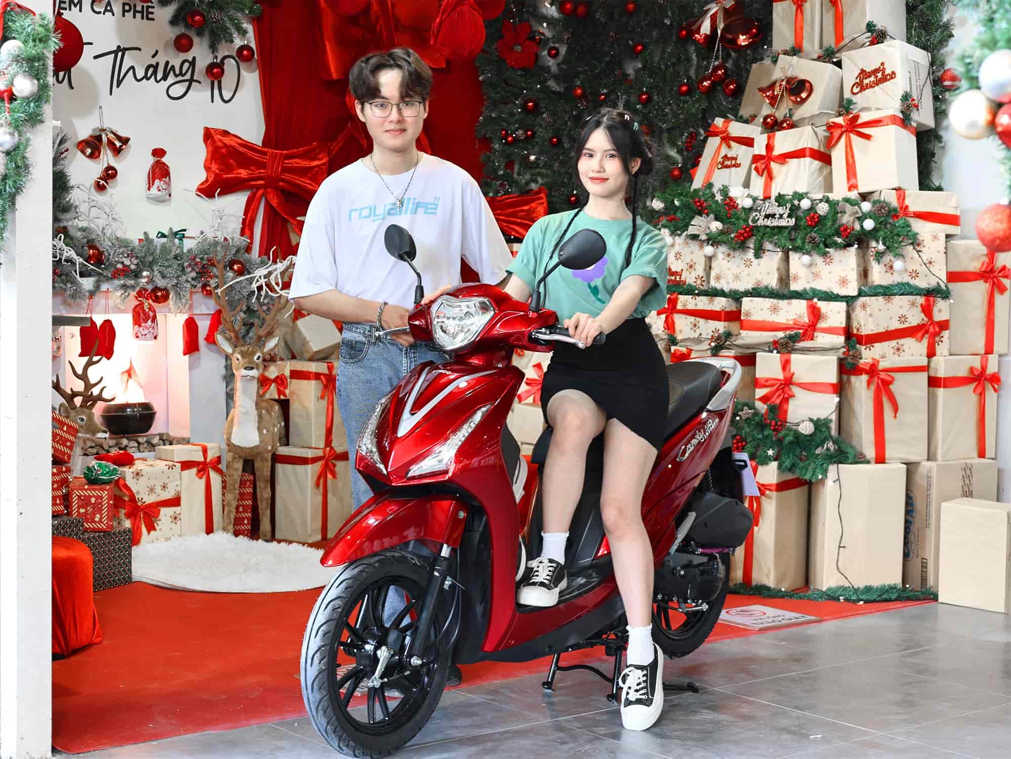 xe máy hermosa màu đỏ và học sinh