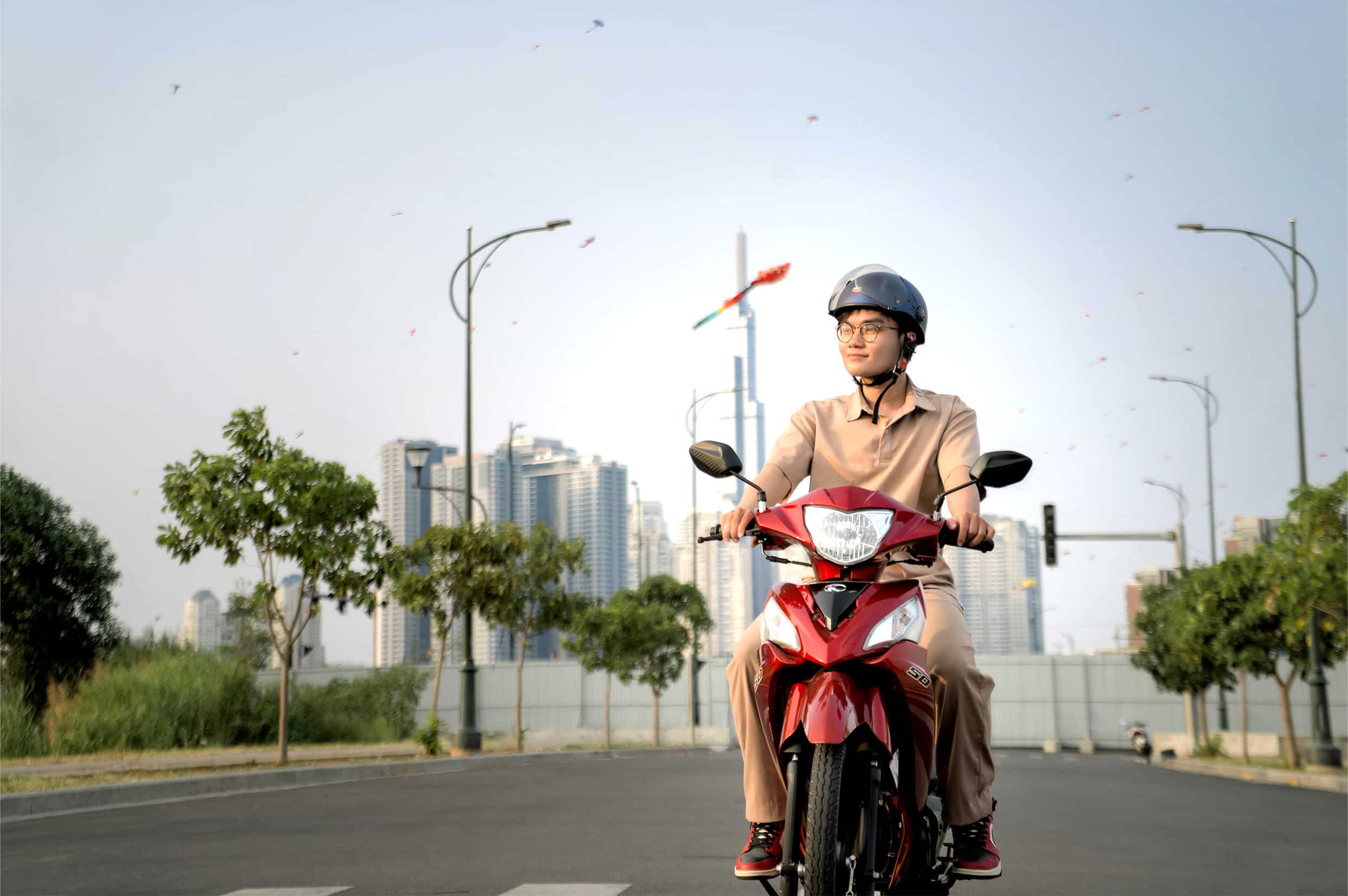 Xe visar S dưới 50cc màu đỏ và học sinh