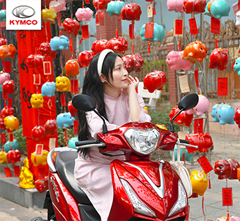 Dạo phố và check-in không khí năm mới cùng Candy Hermosa 50cc