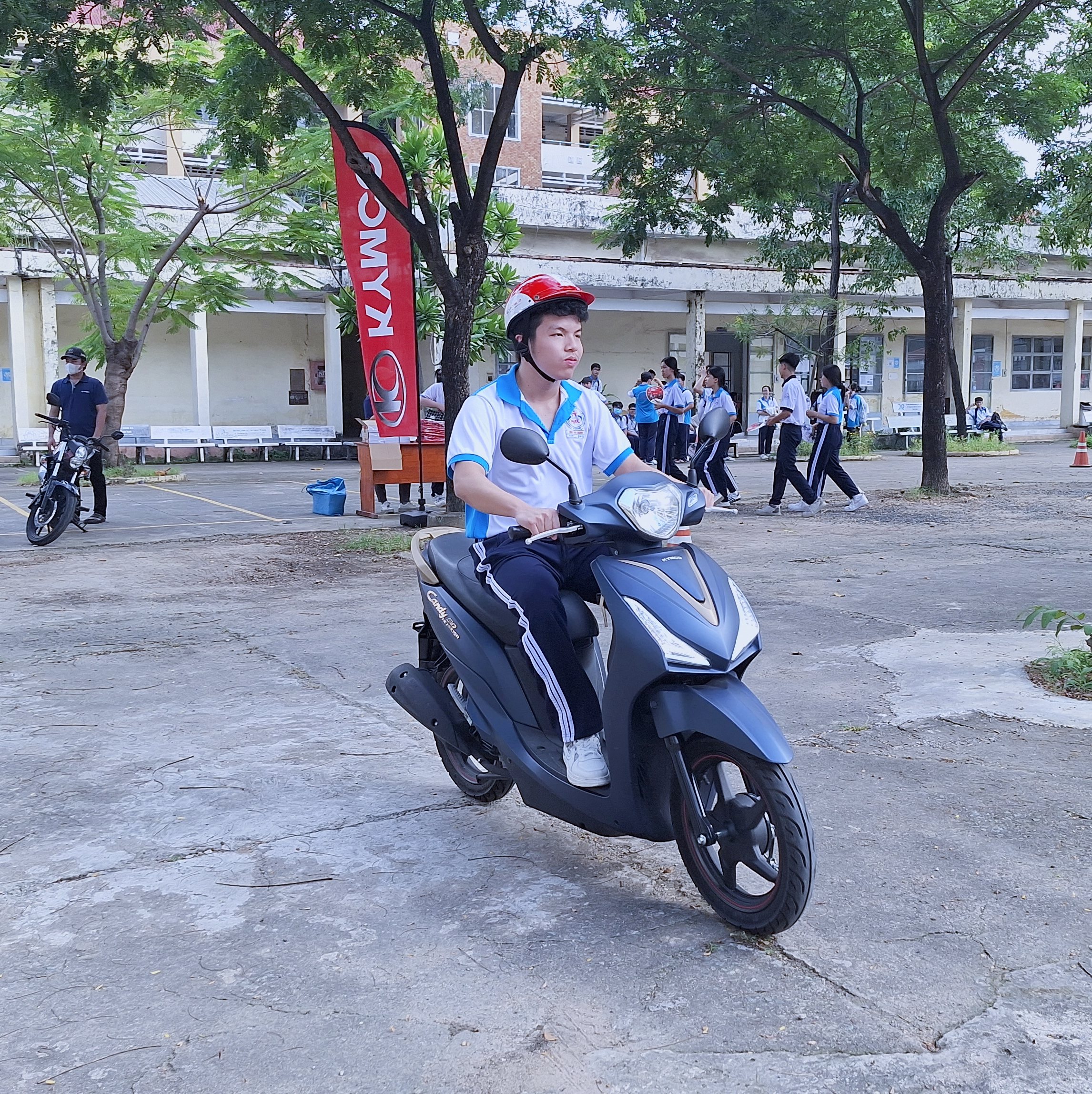 Học sinh lái xe Hermosa 50cc