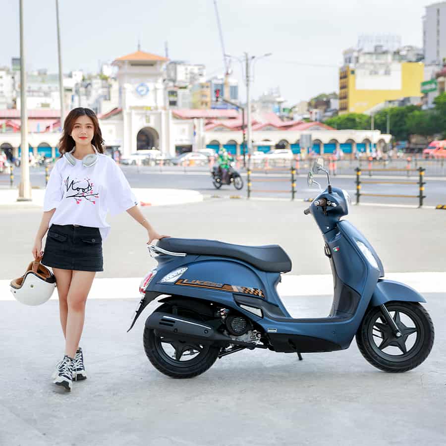 Xe máy 50cc màu xanh nhám Like và học sinh nữ