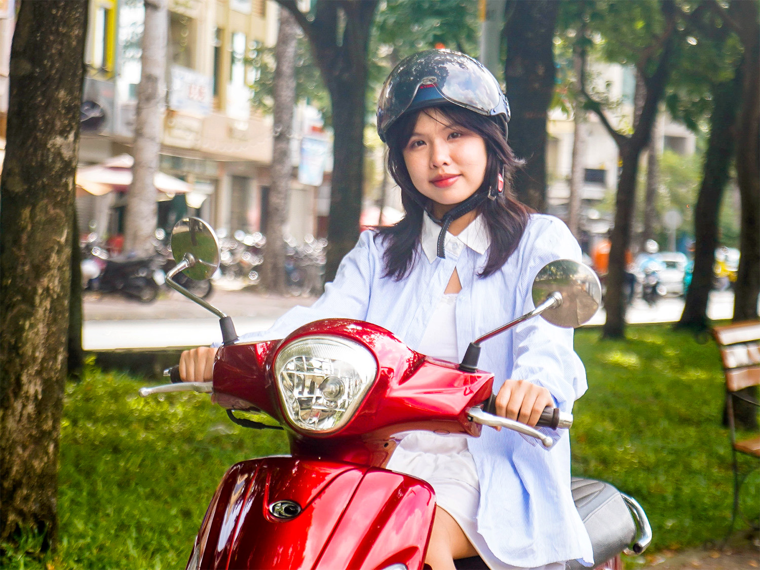 Xe 50cc tay ga Like và học sinh nữ