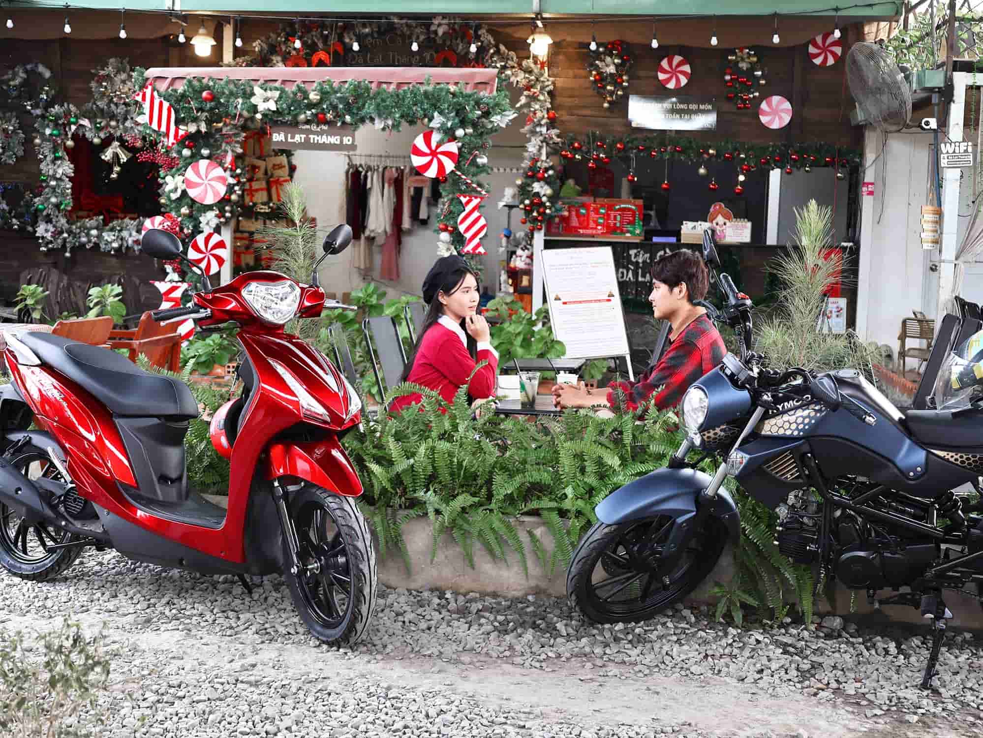 Xe máy 50cc và người trong quán cafe