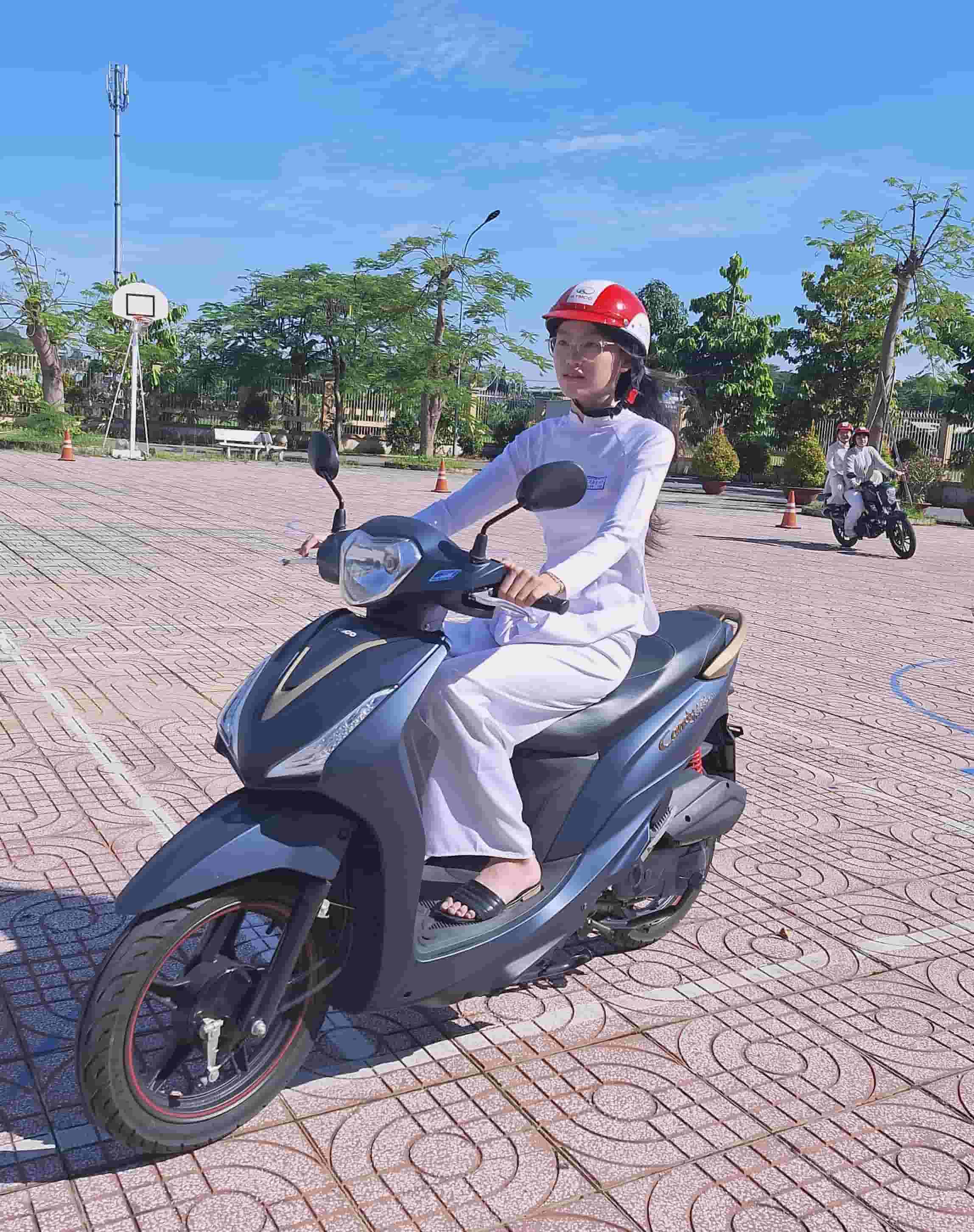 Xe máy 50cc và học sinh nữ