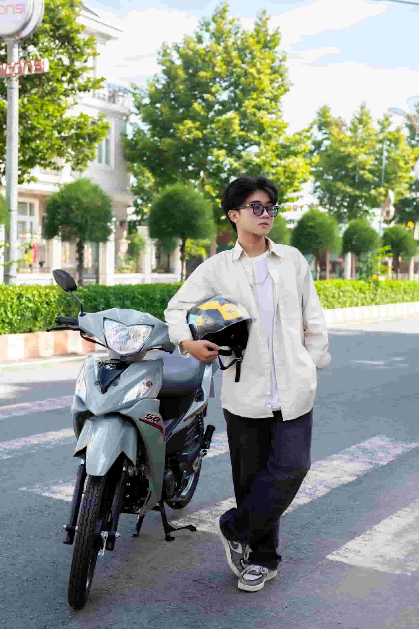 Visar S 50cc và học học sinh nam